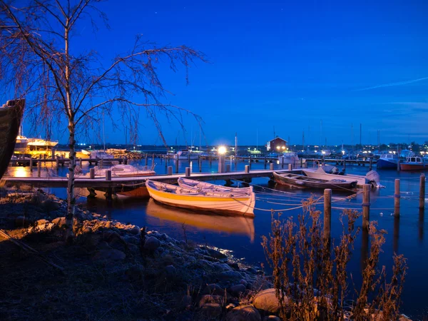 Nacht uitzicht op kleine jachthaven — Stockfoto