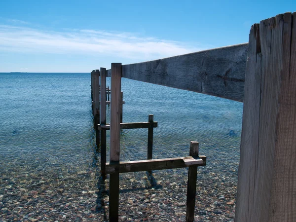 Bellissimo paesaggio marino di una passerella in legno — Foto Stock