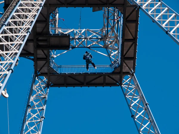 Torre de queda livre no parque de diversões — Fotografia de Stock