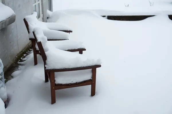 Muebles de jardín en invierno —  Fotos de Stock