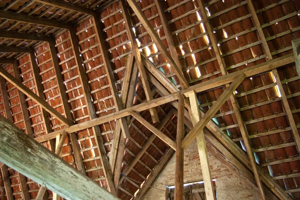 Vecchio soffitto del fascio di legno — Foto Stock