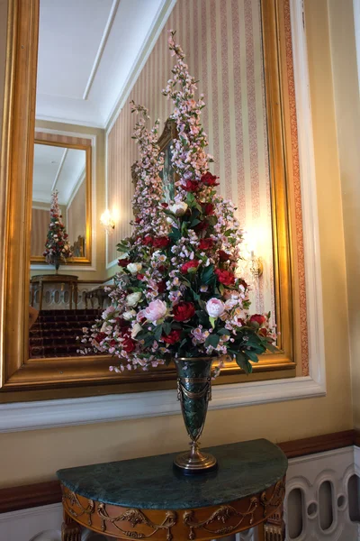 Área de recepción del vestíbulo de un hotel castillo clásico — Foto de Stock