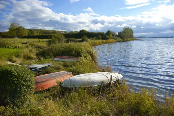 Petits bateaux au bord d'un lac — Photo