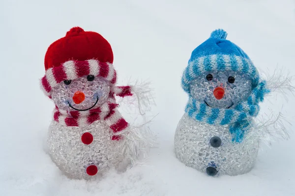 Bílé Vánoce - veselé modré a červené sněhulák — Stock fotografie