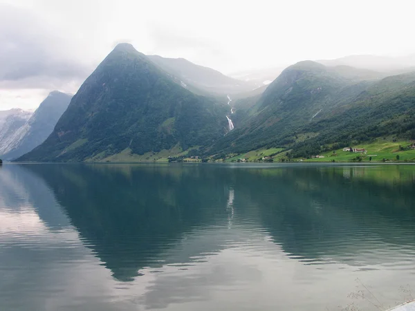 Fjord und Gebirge Norwegen — Stockfoto