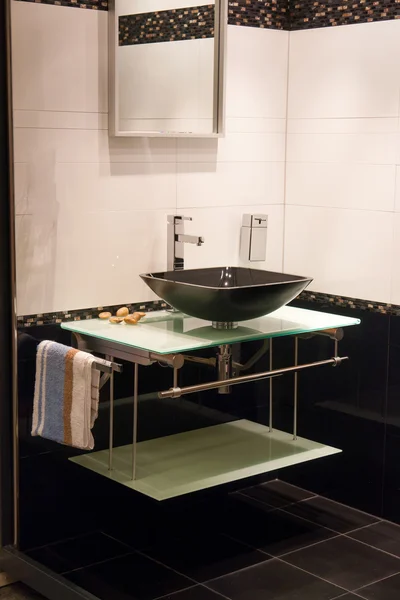 Frumoasă baie modernă în casă nouă de lux — Fotografie, imagine de stoc