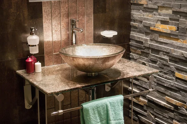 Современная ванная в роскошном новом доме — стоковое фото