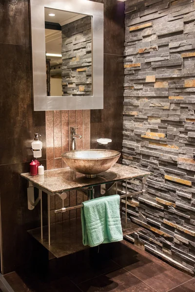 Hermoso baño moderno en un nuevo hogar de lujo —  Fotos de Stock