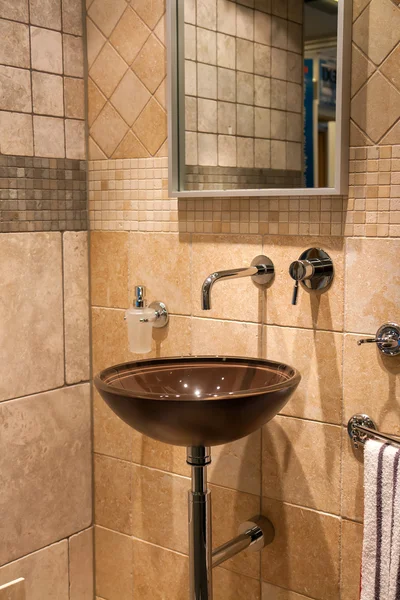 Banheiro clássico moderno bonito em casa nova de luxo — Fotografia de Stock