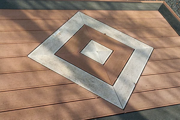 Детали геометрической плитки из коричневого камня — стоковое фото
