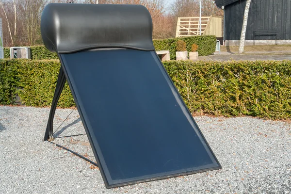 Moderno scaldabagno solare — Foto Stock
