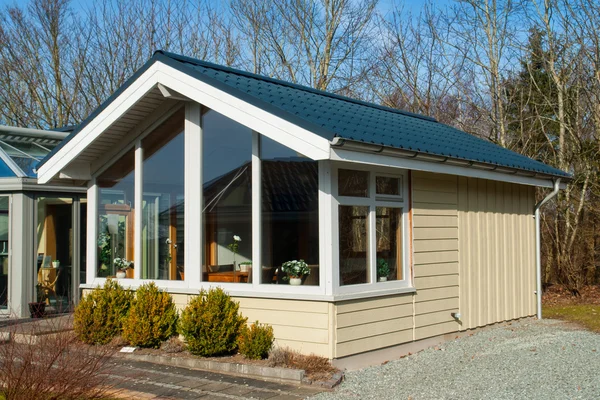 Design moderno atraente pequena casa de madeira — Fotografia de Stock
