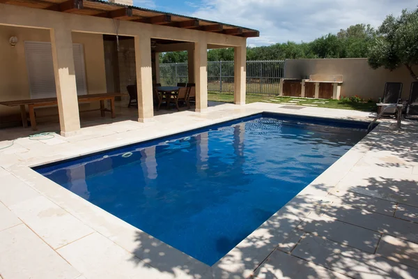 Cortile moderno con piscina — Foto Stock