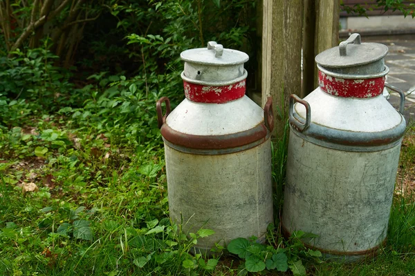 Milk cans jugs in a farm — Stock Photo, Image