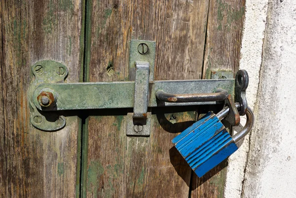 用重锁挂锁门 — 图库照片