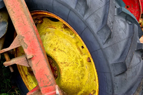 Elhagyott rozsdás régi traktor — Stock Fotó