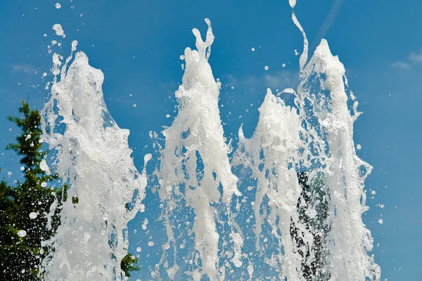 Waterstraal in een stad park fontein — Stockfoto