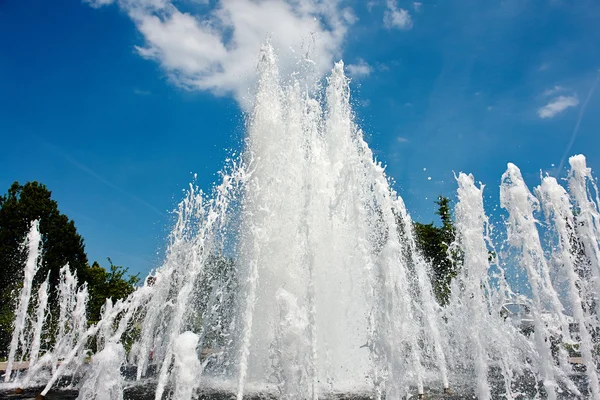 Getto d'acqua in una fontana del parco cittadino — Foto Stock