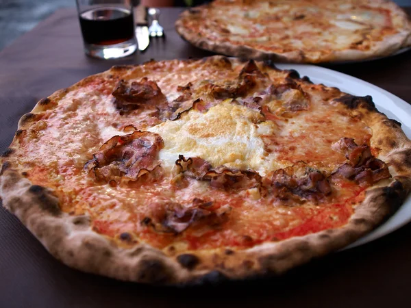 Délicieuse pizza italienne fraîche — Photo