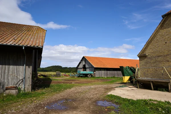 Cour de ferme traditionnelle et granges — Photo