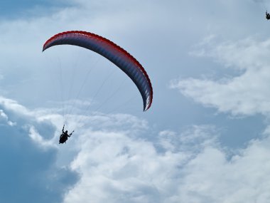 Açık mavi gökyüzü karşı yamaç paraşütü