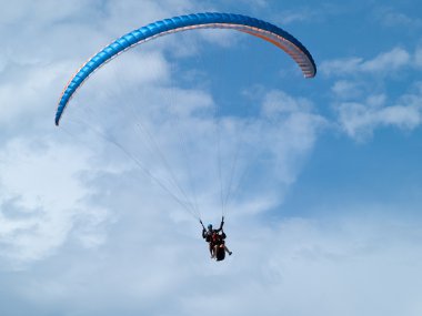 Açık mavi gökyüzü karşı yamaç paraşütü