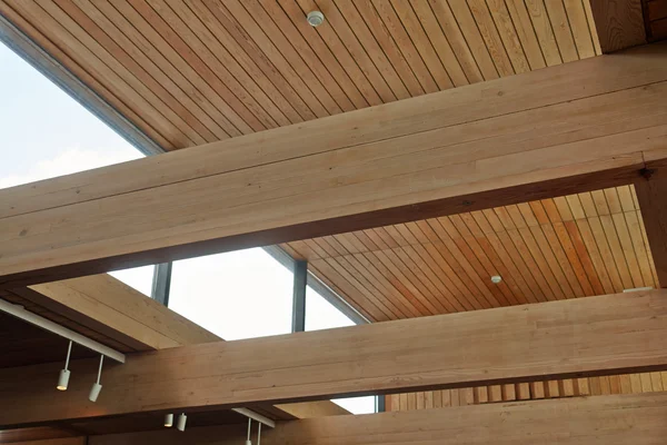 Poutres en bois à l'intérieur d'un bâtiment — Photo
