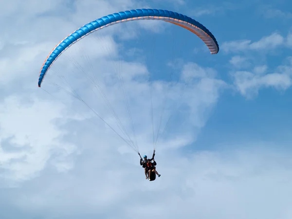 Paragliding tegen heldere blauwe hemel — Stockfoto