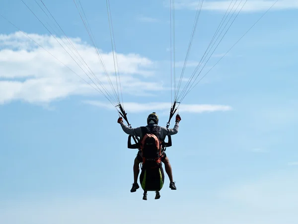 Paragliding tegen heldere blauwe hemel — Stockfoto