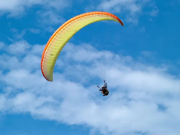 Gleitschirmfliegen bei strahlend blauem Himmel — Stockfoto