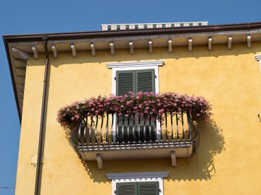 tipik İtalyan ev balkon çiçekleri ile