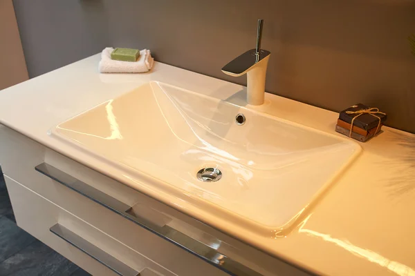 Hermoso baño moderno en un nuevo hogar de lujo —  Fotos de Stock