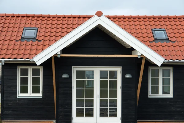 Moderne design aantrekkelijke houten huis — Stockfoto