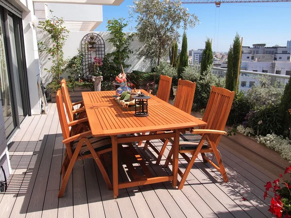 Beautiful blooming rooftop garden in city setting — Stock Photo, Image