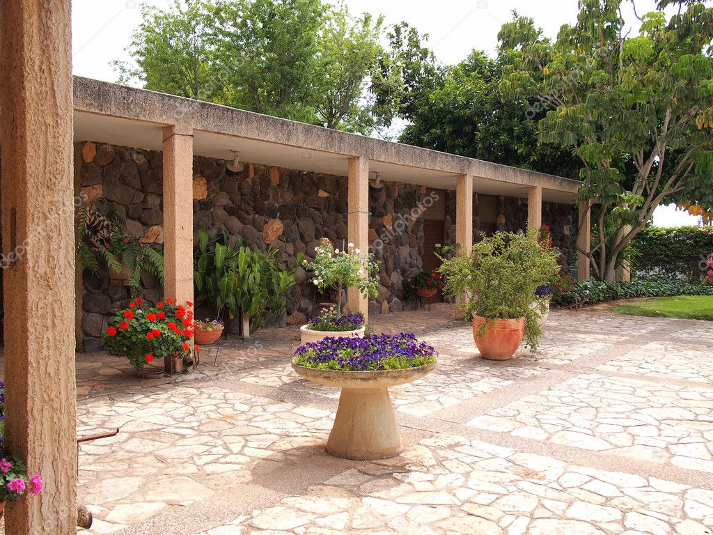 mediterraner stil garten, garten im mediterranen stil — stockfoto © ronyzmbow #47524541, Design ideen