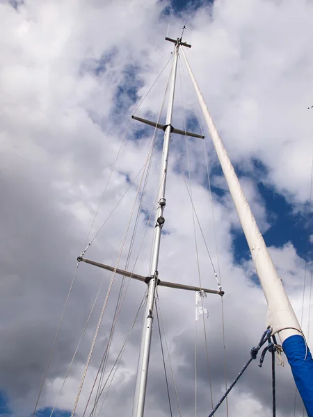 Sails and mast of a modern sail boat — Stock Photo, Image
