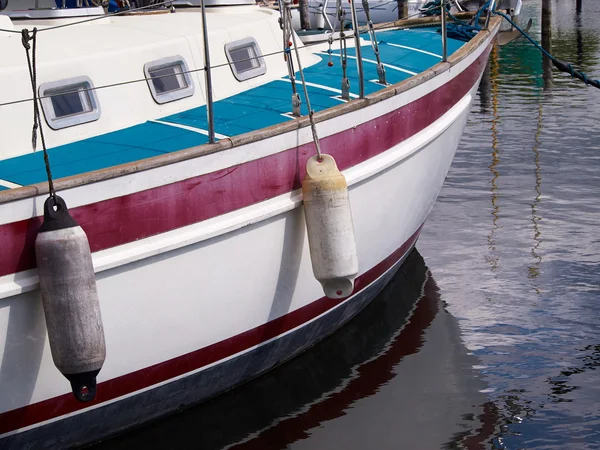 Reflektion av yacht i vatten bakgrunden — Stockfoto