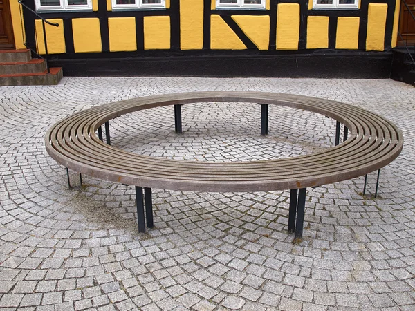 Деревянная круглая скамейка — стоковое фото