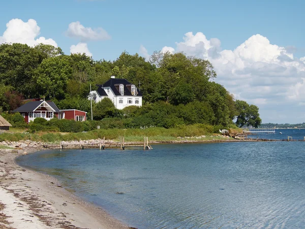 Huizen aan het strand in de buurt van faaborg, Denemarken — Stockfoto