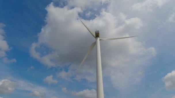 Větrný Mlýn Větrné Turbíny Lopatkami Vyrábějícími Čistý Alternativní Obnovitelný Výstřel — Stock video