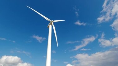 Bıçaklı rüzgar türbini düşük açılı temiz alternatif yenilenebilir enerji üretiyor. Metin ve grafikler için gökyüzü arka planı ve alanı var.