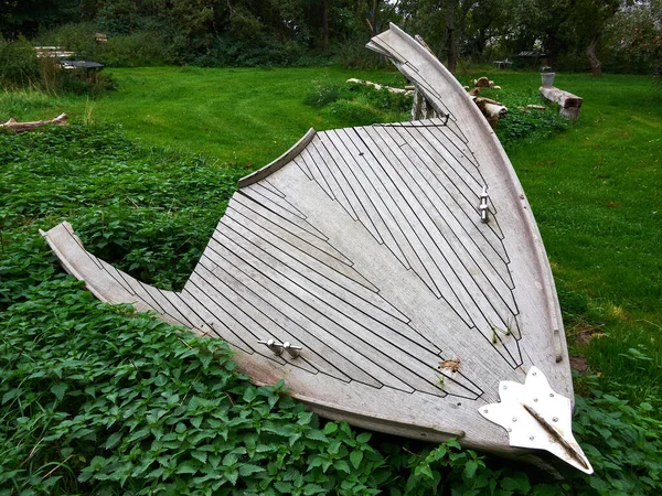 Velho Barco Madeira Abandonado Quebrado Deitado Grama Verde Terra — Fotografia de Stock