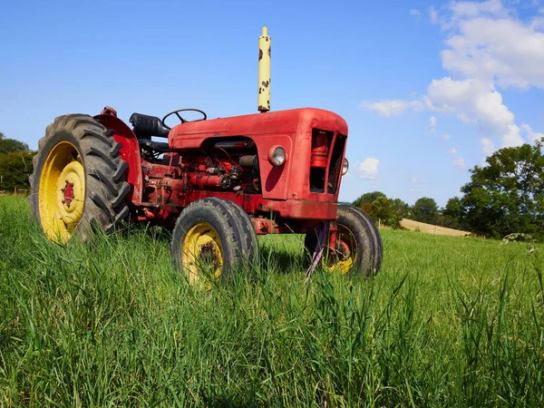 Piros Régi Traktor Áll Zöld Területen Nagy Mezőgazdaság Háttér Kép — Stock Fotó