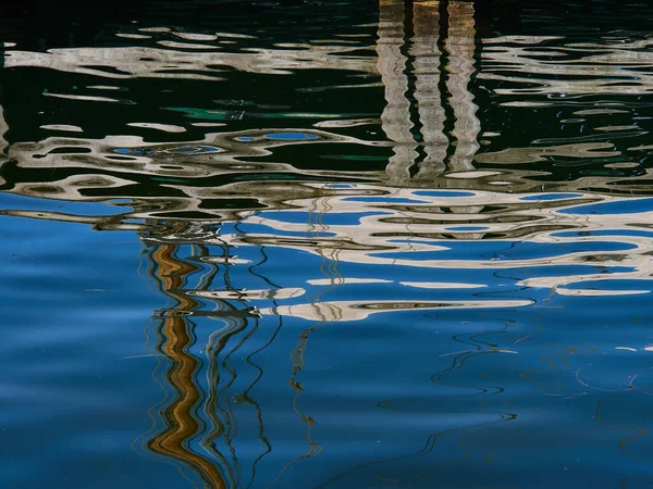 Abstrato Ondas Água Azul Mar Oceano Uma Marina Vela Esporte — Fotografia de Stock