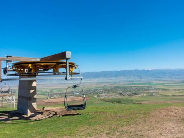 Yazın Cableway dağlarda. Kırgızistan, eğlence merkezi Orlovka. Turizm ve seyahat.