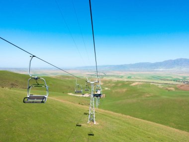 Yazın Cableway dağlarda. Kırgızistan, eğlence merkezi Orlovka. Turizm ve seyahat.