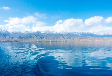Kırgızistan, Issyk-Kul Gölü 'nün Sverny kıyısında. Gemiden sahile bak. Dağ gölünün mavi suyu. Doğal manzara..
