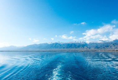 Kırgızistan, Issyk-Kul Gölü 'nün Sverny kıyısında. Gemiden sahile bak. Dağ gölünün mavi suyu. Doğal manzara..