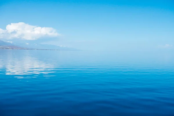 Modrá Mořská Voda Voda Nebe Přírodní Hladina Oceánu Pozadí Obloze — Stock fotografie