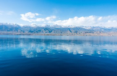 Kırgızistan, Issyk-Kul Gölü 'nün Sverny kıyısında. Gemiden sahile bak. Dağ gölünün mavi suyu. Doğal manzara..